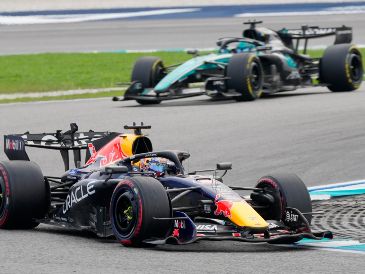 El piloto neerlandés de Red Bull Max Verstappen maneja por delante del piloto británico de Mercedes George Russell. AP/V. Thian