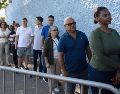 Personas hacen fila para votar en la Escuela Estatal João Firmino Correia de Araújo durante la primera vuelta de las elecciones a la Presidencia de Brasil este domingo, en Sao Bernardo Do Campo. EFE/I. Fontana