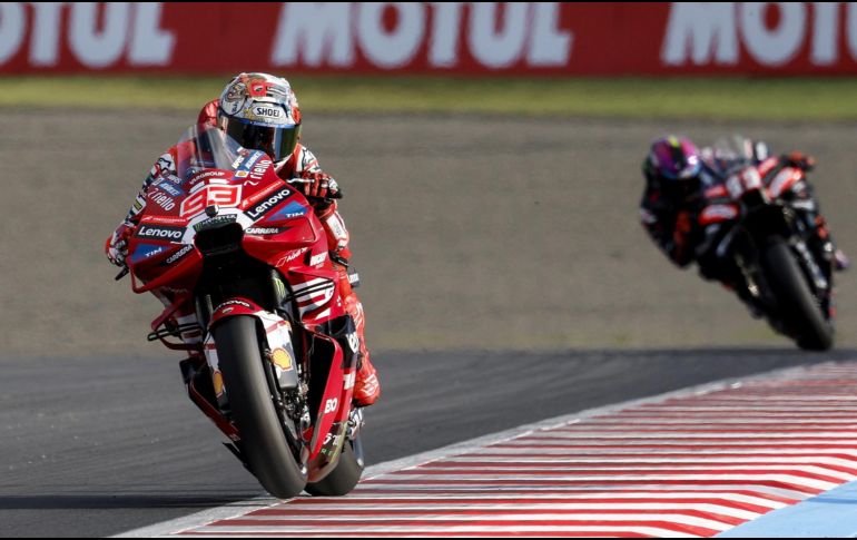 Marc Márquez (Ducati) por delante de Jorge Martín (Aprilia), en la carrera sprint de MotoGP del Gran Premio de Japón que se disputa en el circuito de Motegi. EFE/F. Robichon
