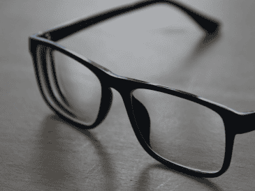 Más que utilizar productos complicados, el cuidado de los anteojos depende de evitar que partículas abrasivas entren en contacto con los cristales y reducir la fricción durante la limpieza. CANVA