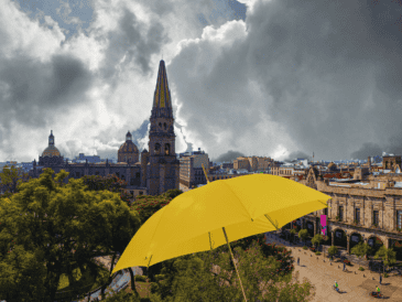 Se pronostica que las lluvias se intensifiquen entre las 14:00 y las 19:00 horas, transformándose en chubascos moderados a fuertes. ESPECIAL / CANVA