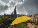Se pronostica que las lluvias se intensifiquen entre las 14:00 y las 19:00 horas, transformándose en chubascos moderados a fuertes. ESPECIAL / CANVA
