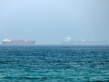 El precio del barril Brent para entrega en diciembre se sitúa este lunes en los 101.91 dólares, una caída del 0.33 por ciento. EFE/Str