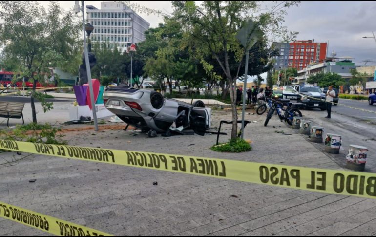 Al no contar con una póliza, será el conductor quien deba pagar los daños ocasionados a la explanada de Zapopan. ESPECIAL