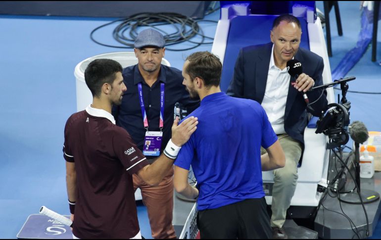 Daniil Medvedev fue descalificado en la segunda semifinal del torneo ATP 500 de Beijing, por lo que el serbio Novak Djokovic se metió en la final. EFE / J. Lee