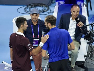Daniil Medvedev fue descalificado en la segunda semifinal del torneo ATP 500 de Beijing, por lo que el serbio Novak Djokovic se metió en la final. EFE / J. Lee