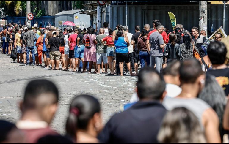 Personas hacen fila en un puesto de votación del pasado domingo, en el barrio de Bonsucesso cerca al complejo de favelas de Maré, en Río de Janeiro. EFE/ A. Coelho
