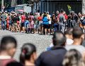 Personas hacen fila en un puesto de votación del pasado domingo, en el barrio de Bonsucesso cerca al complejo de favelas de Maré, en Río de Janeiro. EFE/ A. Coelho