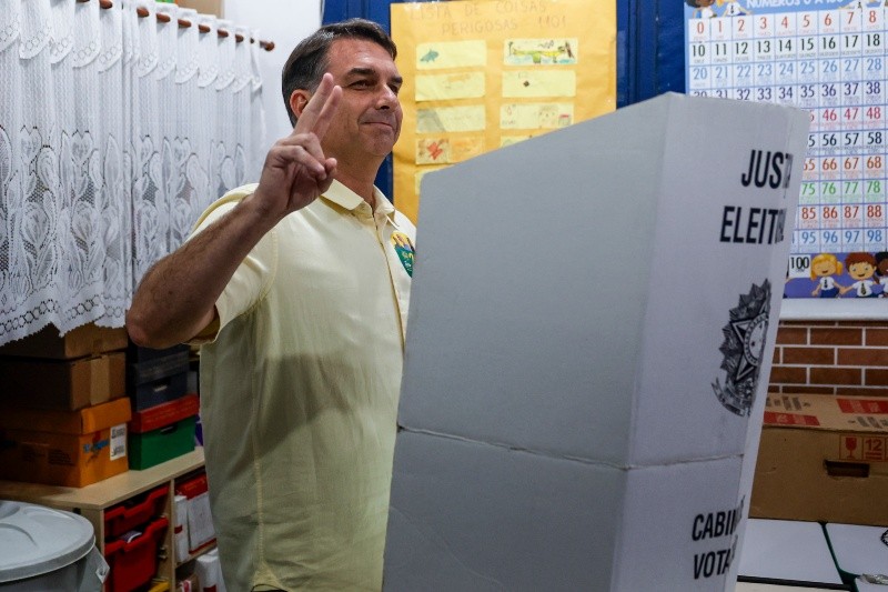 Flávio Bolsonaro se convrtió en el candidato más votado en la primera vuelta de las elecciones presidenciales. EFE /  A. LACERDA
