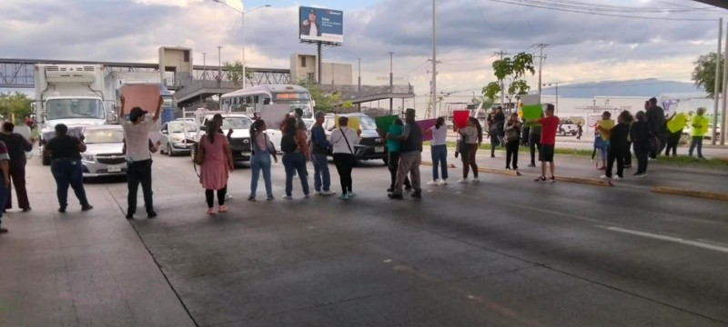 Fueron cerca de 100 vecinos que se organizaron para mostrar pancartas de exigencia a la autoridad. ESPECIAL&nbsp;