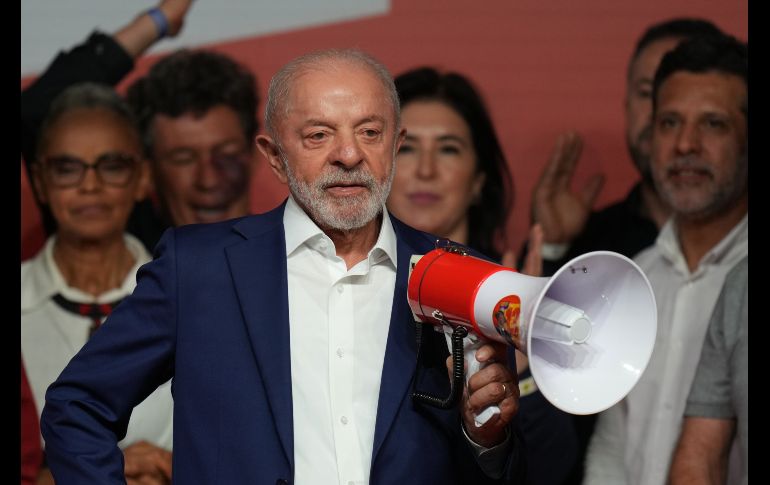 El presidente Luiz Inácio Lula da Silva, quien desea ser reelegido, se dirige a sus partidarios tras avanzar a la segunda vuelta electoral después de la primera ronda. AP/A. Penner
