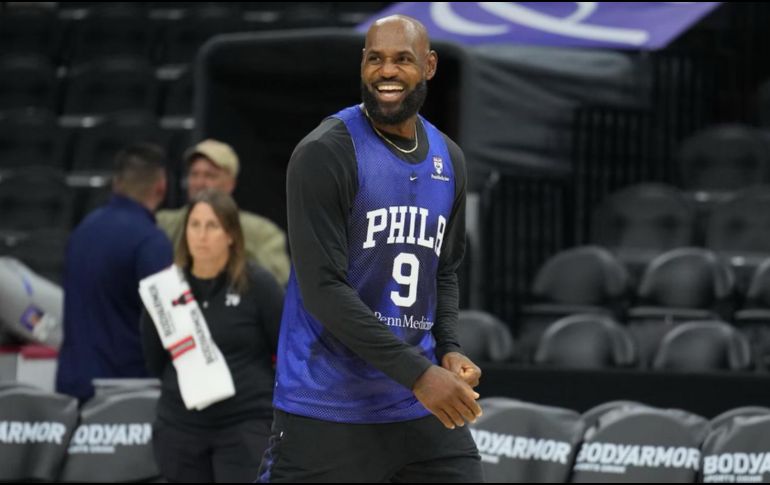 “El Rey” va por su temporada 24 en la NBA y lo hará con los 76ers de Filadelfia, el cuarto equipo de su carrera luego de firmar con el equipo como agente libre por dos años. X/@TheDunkCentral