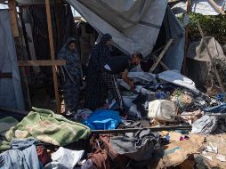 Fotografía de archivo de palestinos desplazados inspeccionando el lugar de un ataque israelí contra una tienda de campaña que albergaba a personas desplazadas en la zona de Al-Mawasi, al oeste de Jan Yunis, en el sur de la Franja de Gaza. EFE/H. Imad
