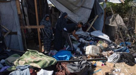 Fotografía de archivo de palestinos desplazados inspeccionando el lugar de un ataque israelí contra una tienda de campaña que albergaba a personas desplazadas en la zona de Al-Mawasi, al oeste de Jan Yunis, en el sur de la Franja de Gaza. EFE/H. Imad