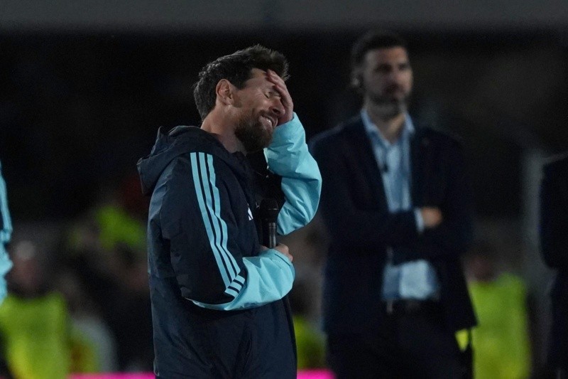  Messi agradeció a sus compañeros actuales y los del pasado por acompañarlo en su carrera. EFE / A. GONZÁLEZ&nbsp;