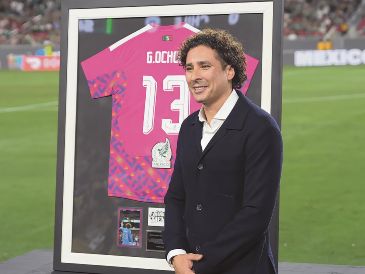 El guardameta recibió una ovación mientras sostenía la camiseta con el dorsal 13 que lo acompañó con el Tri. EFE