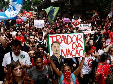 Muchos miembros de la izquierda política temen que, de llegar a la presidencia, Flávio Bolsonaro alinee por completo al gobierno brasileño con Estados Unidos. EFE / A. COELHO