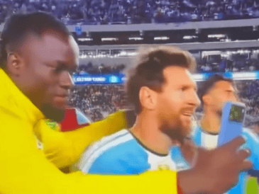 La imagen de un jugador de Benín intentando retratarse con Lionel Messi al final del encuentro generó opiniones divididas en las plataformas digitales. X/@ArielidilloPlus