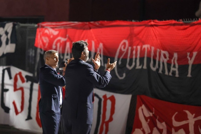 Los planteles femenil y varonil acompañaron a la directiva frente a su afición para formar parte de la presentación del proyecto del nuevo estadio. EL INFORMADOR / A. NAVARRO