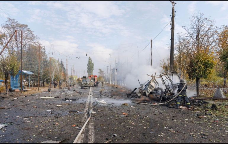 Una bomba aérea impactó contra una parada de autobús en Kramatorsk. EFE/ Servicios de Emergencias de Ucrania