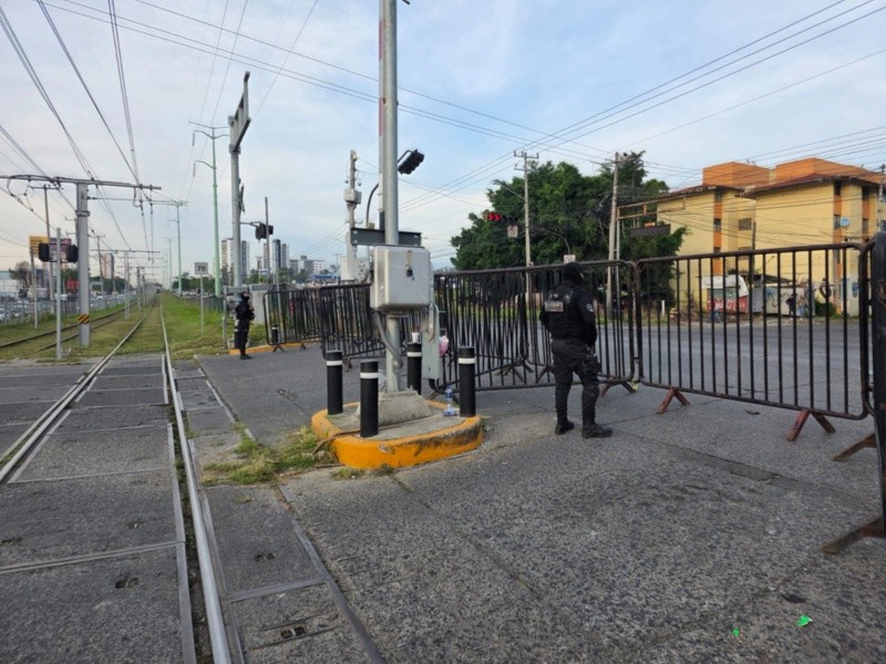 Policías resguardan la estación España de la Línea 1 del Tren Ligero en Guadalajara. CORTESÍA.&nbsp;