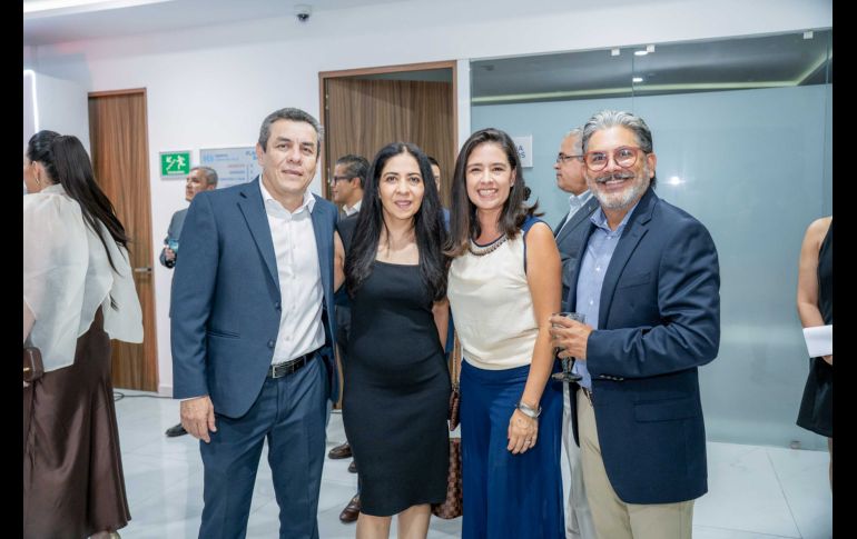 Martín Núñez, Elva Sánchez, Tania Rebolledo y Salvador Valenzuela. GENTE BIEN JALISCO / Hospital Lomas del Valle, inaugura sus nuevas instalaciones