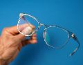 El método recomendado por los especialistas se divide en seis pasos fundamentales para garantizar una higiene óptima sin comprometer los materiales de las lentes. ESPECIAL/Unsplash