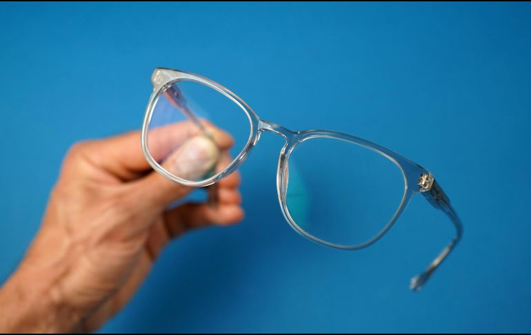 El método recomendado por los especialistas se divide en seis pasos fundamentales para garantizar una higiene óptima sin comprometer los materiales de las lentes. ESPECIAL/Unsplash