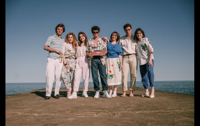 Imagen difundida por ViX que muestra, de izquierda a derecha, a Luis de la Rosa, Michelle Pellicer, Macarena García, Iker Solano, Jesusa Ochoa, Edu Maruri y Sol Wainer posando en el set de 