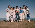 Imagen difundida por ViX que muestra, de izquierda a derecha, a Luis de la Rosa, Michelle Pellicer, Macarena García, Iker Solano, Jesusa Ochoa, Edu Maruri y Sol Wainer posando en el set de "Timbiriche". AP/VIX