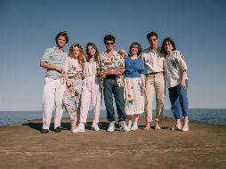Imagen difundida por ViX que muestra, de izquierda a derecha, a Luis de la Rosa, Michelle Pellicer, Macarena García, Iker Solano, Jesusa Ochoa, Edu Maruri y Sol Wainer posando en el set de 