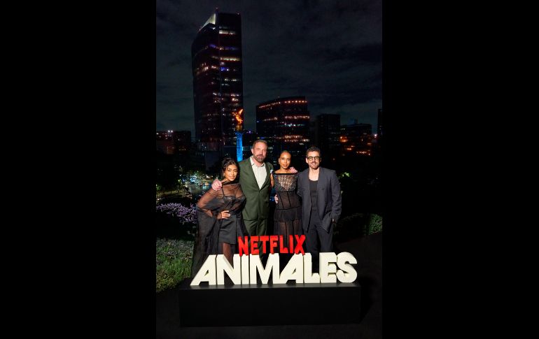 Adriana Paz, Ben Affleck, Kerry Whashington y Luis Gerardo Méndez. ESPECIAL/NETFLIX.