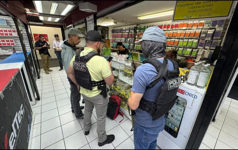 Durante el operativo, las autoridades aseguraron 10 celulares, uno relacionado con una investigación por robo, y presunta droga. ESPECIAL.