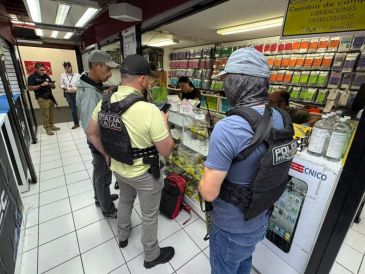 Durante el operativo, las autoridades aseguraron 10 celulares, uno relacionado con una investigación por robo, y presunta droga. ESPECIAL.
