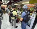 Durante el operativo, las autoridades aseguraron 10 celulares, uno relacionado con una investigación por robo, y presunta droga. ESPECIAL.