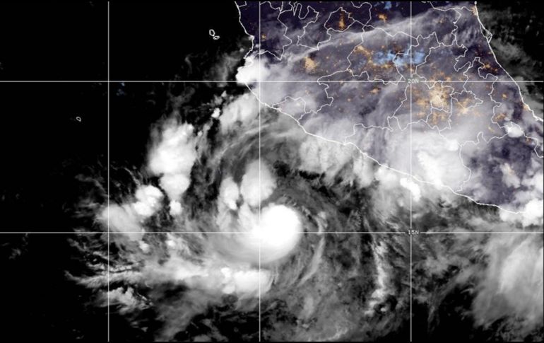Imagen satelital que muestra al huracán Simón el viernes 9 de octubre de 2026 mientras se desplaza sobre el Pacífico. AP/NOAA