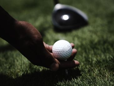 Grandes estrellas del circuito figuran como uno de los principales acreedores de LIV Golf tras la solicitud de bancarrota presentada en EU. ESPECIAL / CANVA