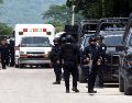 Integrantes de la policía vigilan afuera de las instalaciones del penal El Castillo el 8 de octubre, luego de que al menos diez personas fallecieran tras un motín, en Mazatlán, Sinaloa. EFE/ F. Mcconegly