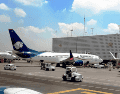 Puso en marcha una política de protección que permite a los pasajeros modificar sus itinerarios sin algunos de los cargos habituales, siempre que cumplan con los requisitos establecidos. AEROMÉXICO