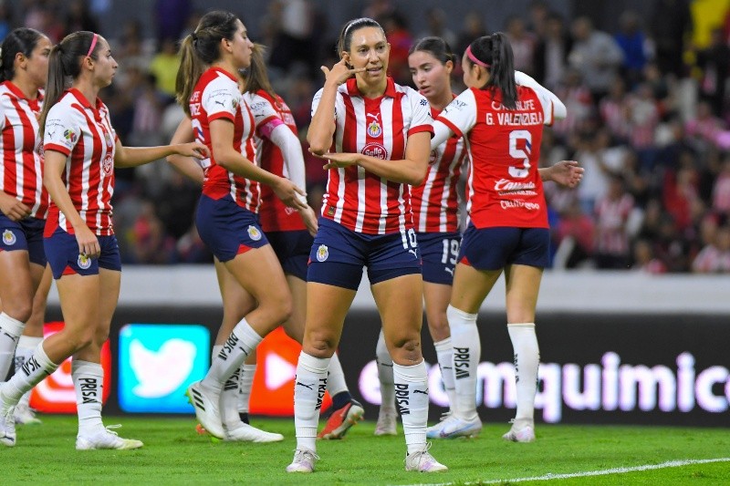  En 2023, Boyi Iturbide llevó el legado del Bofo al futbol femenil al reproducir su característica postura frente al conjunto rojinegro. IMAGO7