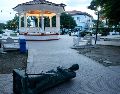 Fotografía de una estatua de Simón Bolívar en el parque 8 de Diciembre que fue afectada por el terremoto de magnitud 7.7 que sacudió este viernes el sureste de Panamá. EFE/B. Velasco