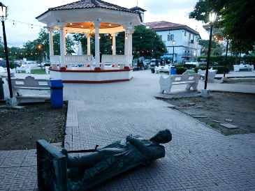 Fotografía de una estatua de Simón Bolívar en el parque 8 de Diciembre que fue afectada por el terremoto de magnitud 7.7 que sacudió este viernes el sureste de Panamá. EFE/B. Velasco