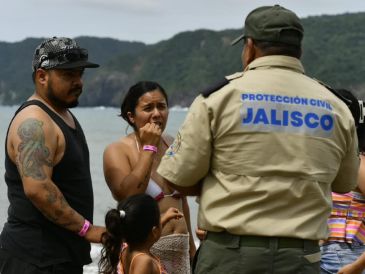 Elementos de la UEPCB hablaron con los vacacionistas sobre los riesgos de "Simón" en las regiones costeras de Jalisco. ESPECIAL/UEPCB