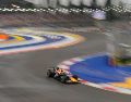 Max Verstappen se impuso en la carrera de sprint del Gran Premio de Singapur después de que George Russell se estrellara cuando iba en cabeza AP/V. Thian