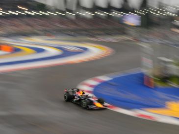 Max Verstappen se impuso en la carrera de sprint del Gran Premio de Singapur después de que George Russell se estrellara cuando iba en cabeza AP/V. Thian