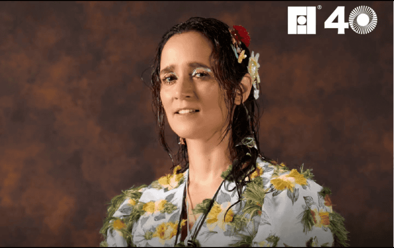 La obra recorre sus recuerdos familiares, la relación con sus padres y hermanos, sus primeras aproximaciones a la música, sus lecturas, amistades y primeros amores, así como el origen de sus canciones. ESPECIAL/Instagram @filguadalajara