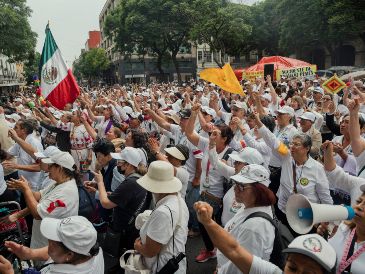 Los manifestantes exigen la destitución de Rafael Olivos Hernández, aumento salarial y mejores condiciones laborales. AFP/X. Duarte
