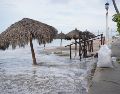 Fotografía que muestra el oleaje en una playa este sábado de Puerto Vallarta, en Jalisco, horas antes de la llegada de "Simón". EFE/A. Montero
