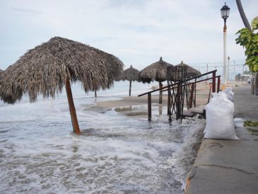 Fotografía que muestra el oleaje en una playa este sábado de Puerto Vallarta, en Jalisco, horas antes de la llegada de "Simón". EFE/A. Montero