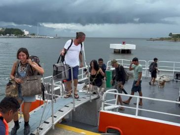 La Secretaría de Marina trasladó a 76 personas de Quimixto y Yelapa a Puerto Vallarta ante la proximidad del huracán Simón. SUN.